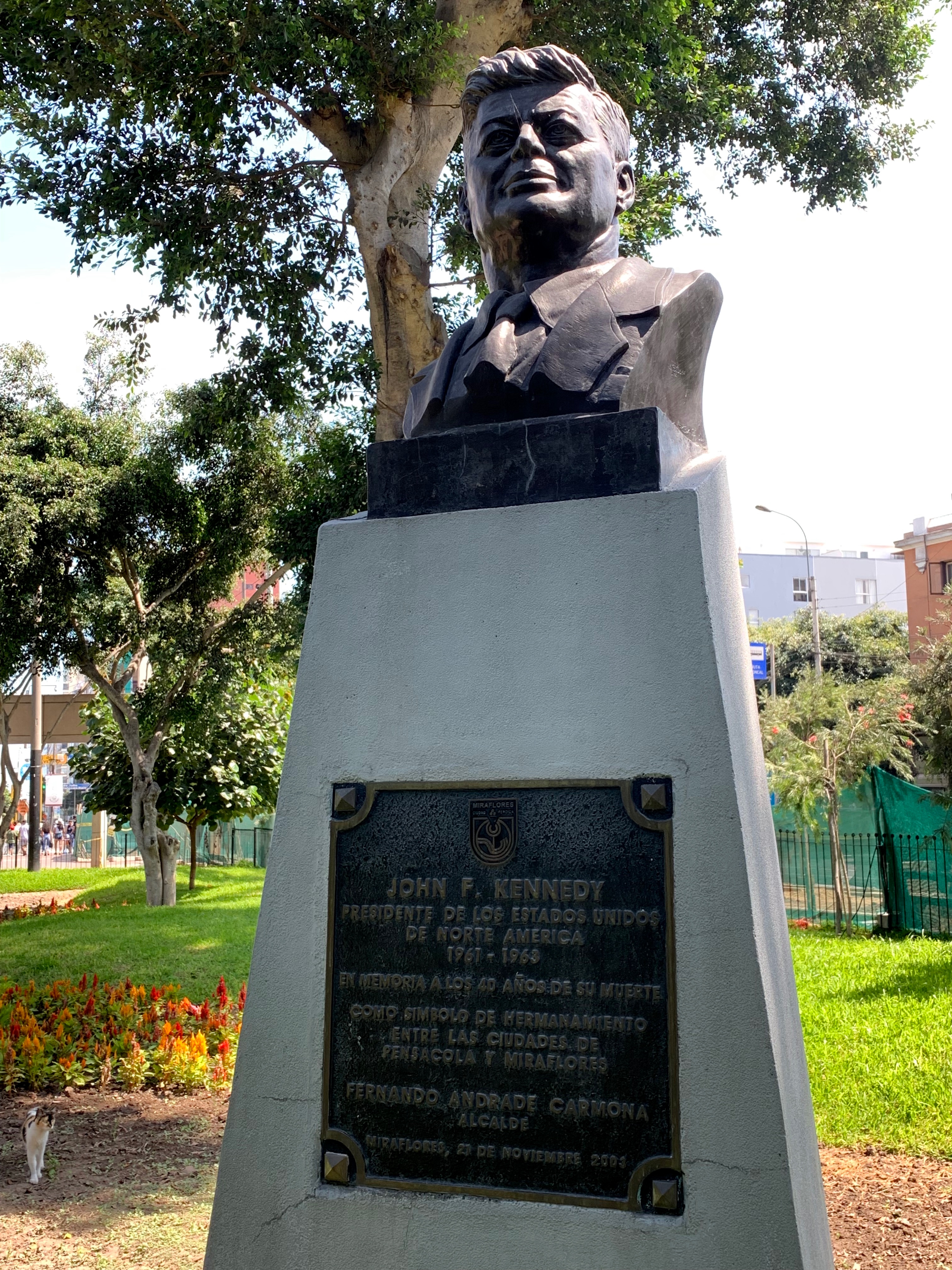 Statue of US President JFK in Parque Kennedy Miraflores